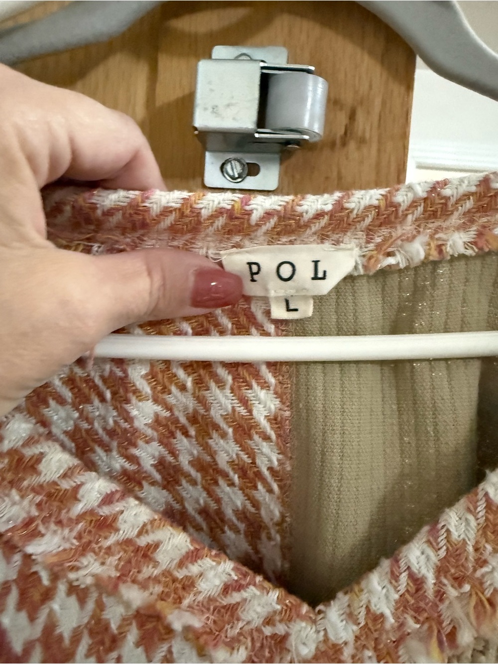 POL Two-Tone Pink and Cream V-Neck Knit Sweater - Picture 3 of 3